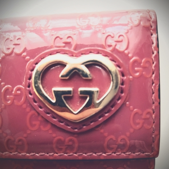 GUCCI Pink Patent Leather GG Gold Heart Logo Key/Card Holder - Picture 2 of 12